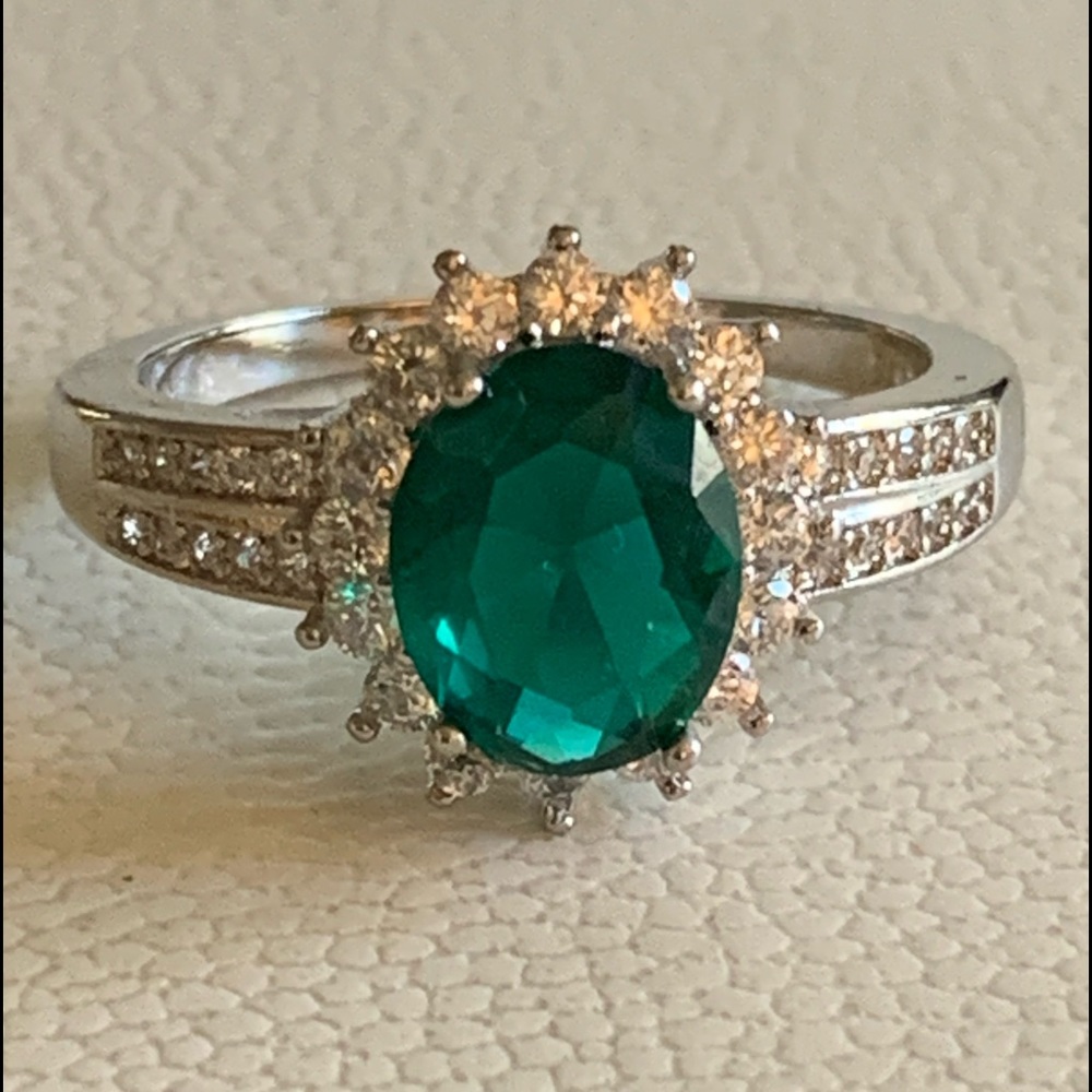 Oval synthetic green and diamond fashion ring